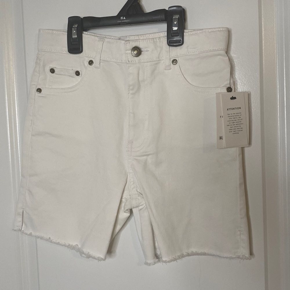 NWT girl’s white above knee 5-pocket casual denim shorts frayed hem size 6